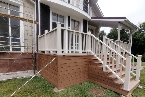 Материалы CM Decking bark Teak и белые ограждения