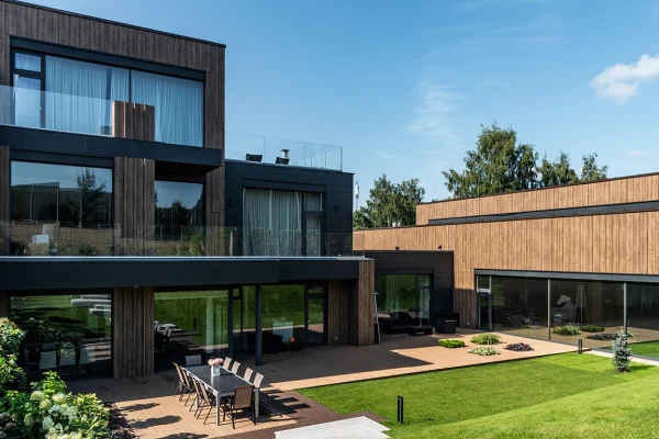 Террасная доска CM Decking Bark Merbau, фото с объекта в Москве